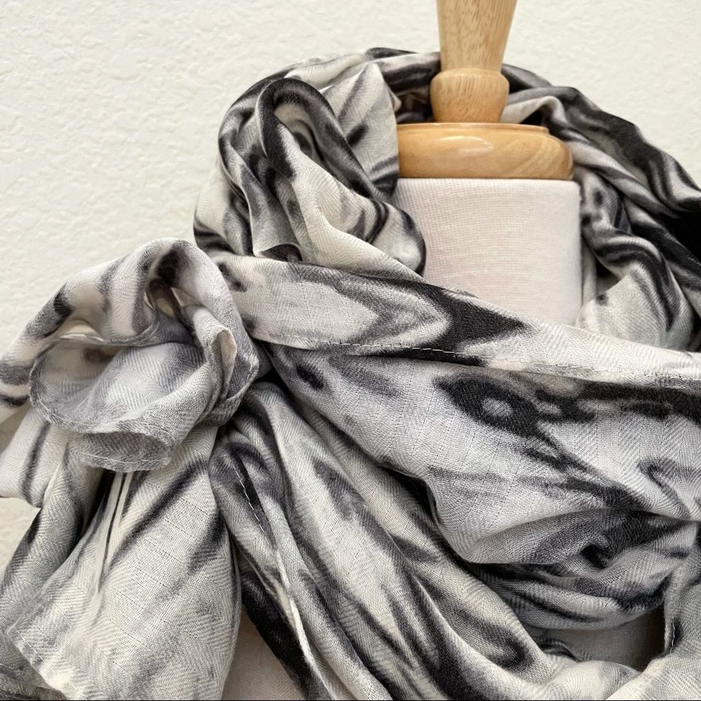 Soft Focus Chevron Print All Season Wrap Scarf, Black Gray White, NWT - Picture 3 of 6